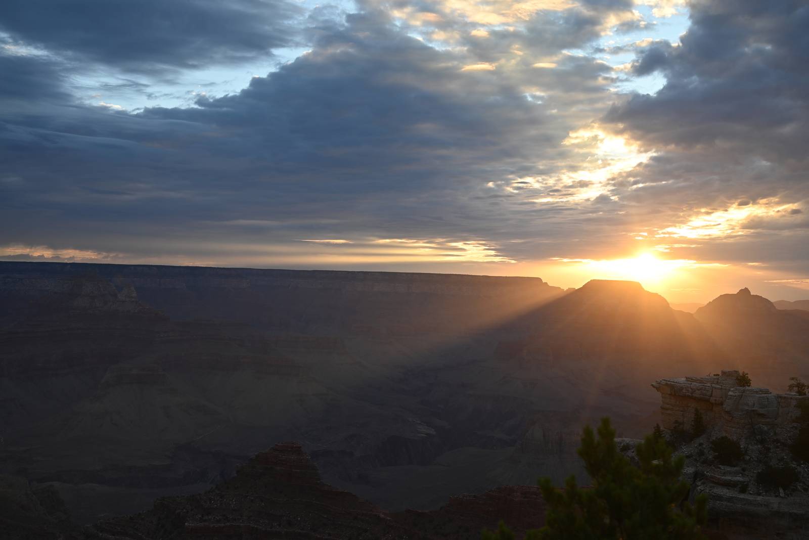 Golden Rays Over the Canyon Depth — Grand Canyon, United States